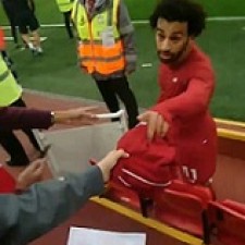 Mali navijač dobio Liverpool zvijezde dres