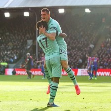 Rob Holdingova dres razbila je Jordan Ayew